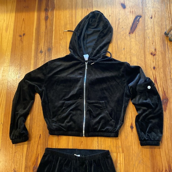 Two piece crop top jogger set. Size medium - Picture 2 of 6